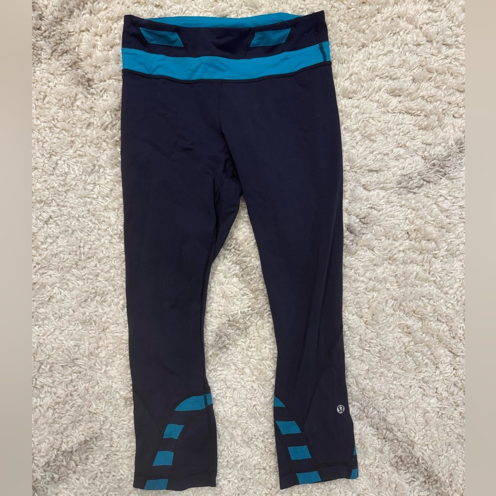 Lululemon navy blue/teal leggings. Mid-calf length